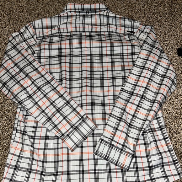 Men’s Mountain Hardwear Button Down Shirt - Picture 2 of 3